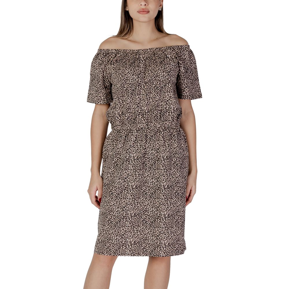 B.Young Beige Cotton Short