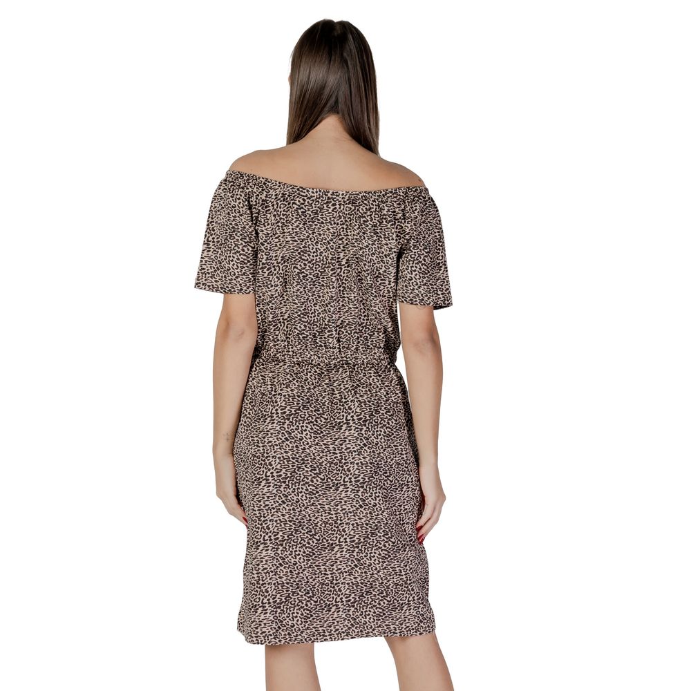 B.Young Beige Cotton Short