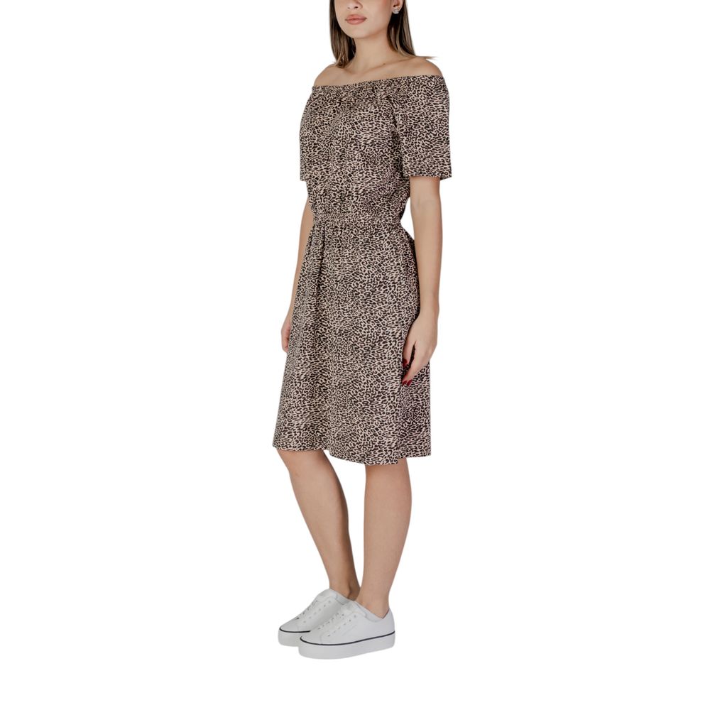 B.Young Beige Cotton Short